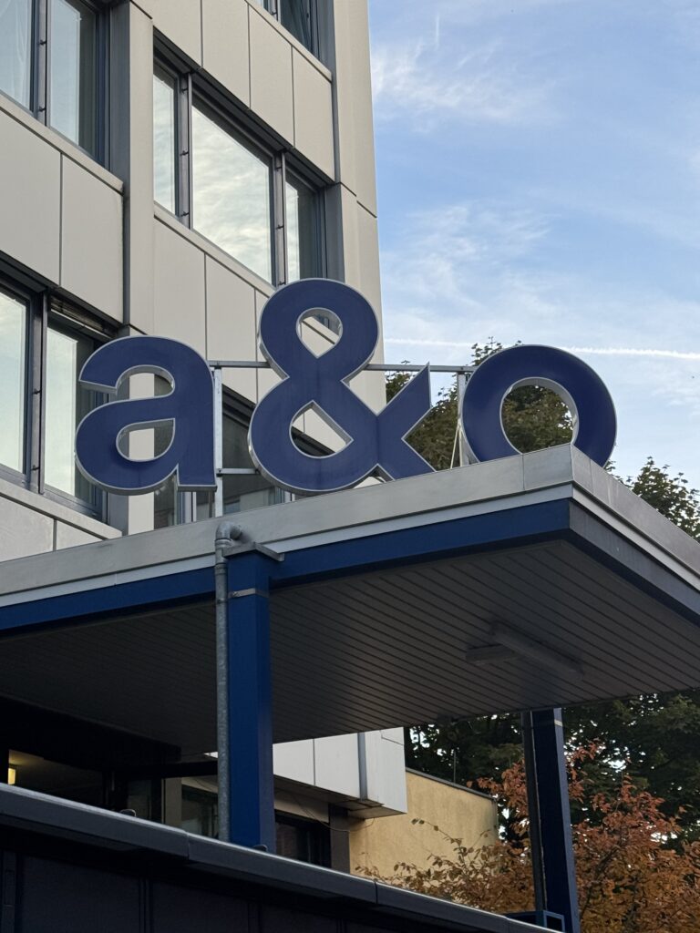 A&O Hostel Logo auf dem Eingangsbereich